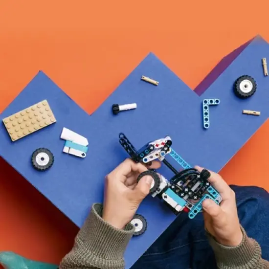 LEGO Technic 2in1 Telehandler Forklift & Tow Truck Toy 42133 image {4}