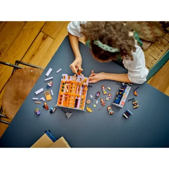 LEGO Harry Potter Diagon Alley: Weasleys&rsquo; Wizard Wheezes 76422 image {4}