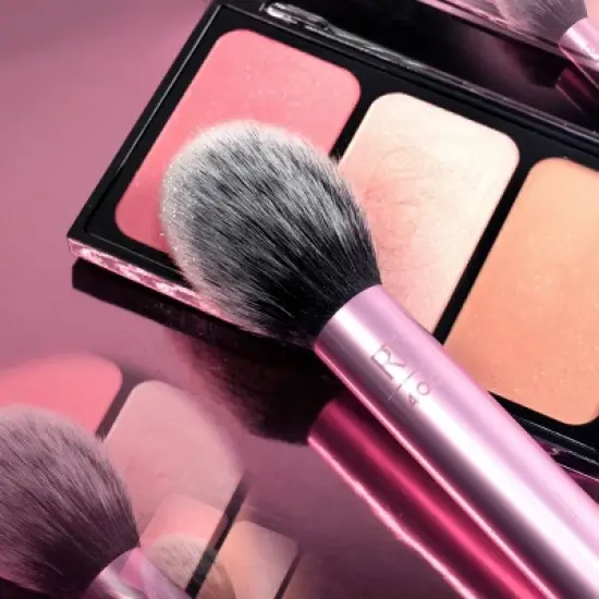 Real Techniques Ultra Plush Blush Makeup Brush image {4}