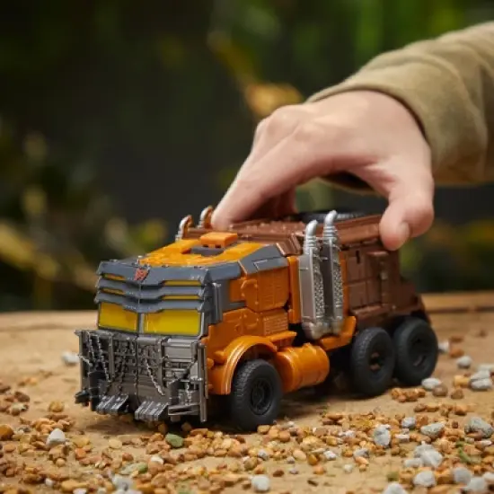 Transformers Buzzworthy Bumblebee Smash Changers Scourge Action Figure image {8}