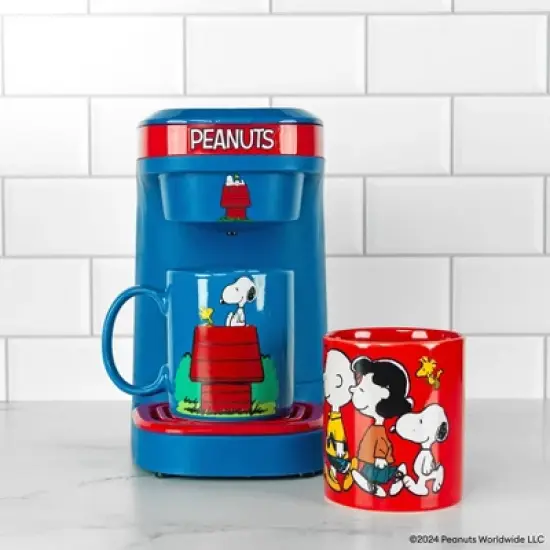 Uncanny Brands Peanuts Single Cup Coffee Maker Gift Set with 2 Mugs image {4}