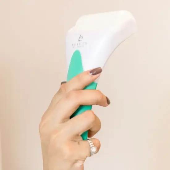 Beauty by Earth Ice Roller for Face and Puffy Eyes image {2}