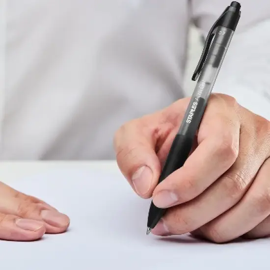 STAPLES AURA GEL RETRACTABLE PENS 0.7MM BLACK 12PK (29195) 2072167 image {4}