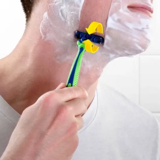 Gillette Sensor3 Sensitive Men's Disposable Razors image {2}