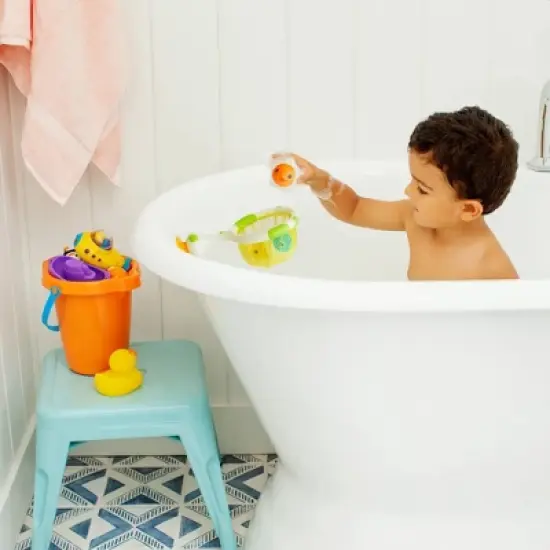 Munchkin Catch a Glowing Star Glow in the Dark Bath Toy image {3}