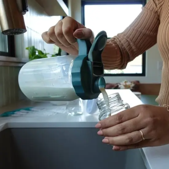 WILLOW Glass Breast Milk Pitcher image {6}