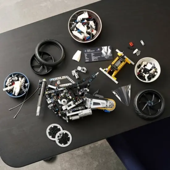 LEGO Technic BMW M 1000 RR Motorcycle Model Kit 42130 image {4}
