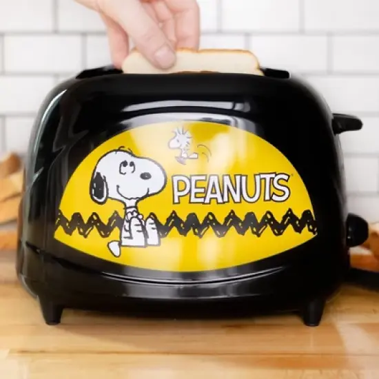 Uncanny Brands Peanuts Snoopy Toaster image {5}
