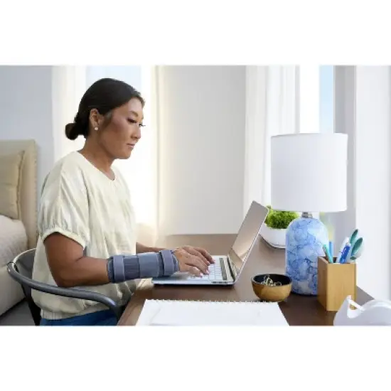 FUTURO Deluxe Wrist Stabilizer Helps Relieve Carpal Tunnel Symptoms image {8}