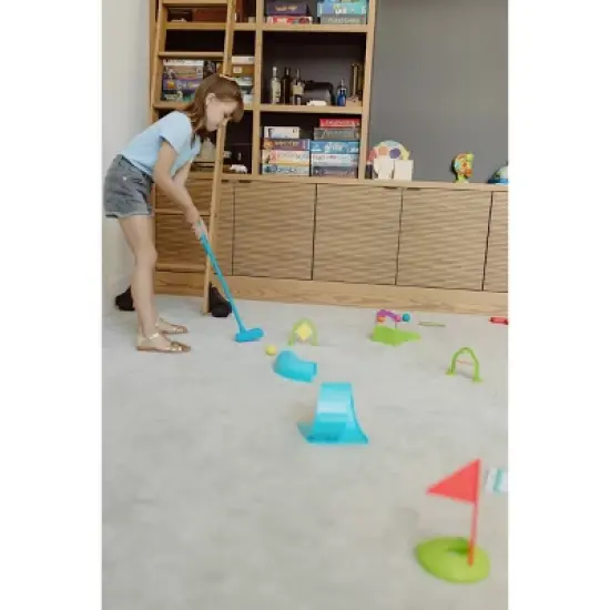 Chuckle & Roar Mini Golf Set image {8}