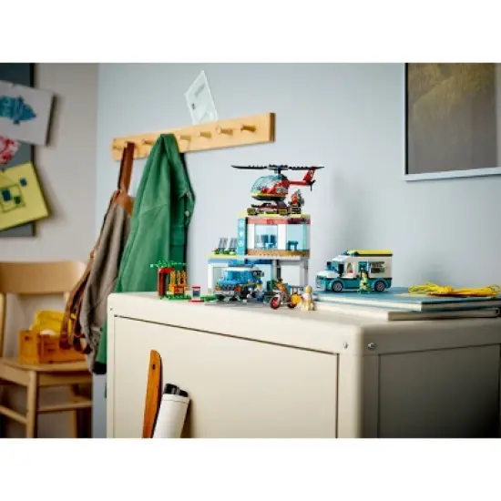 LEGO City Police Emergency Vehicles HQ Building Set 60371 image {5}