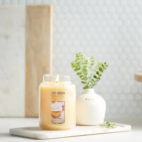 'Vanilla Cupcake' 22oz Original Large Jar - Yankee Candle image {1}