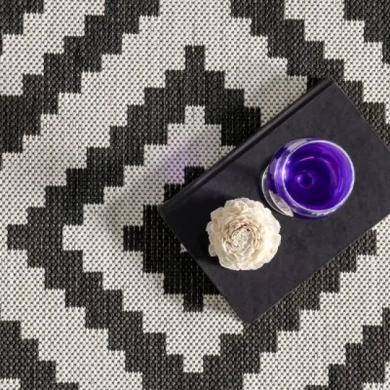 nuLOOM Darrow Moroccan Diamond Indoor/Outdoor Patio Area Rug image {5}