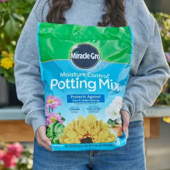 Miracle-Gro Moisture Control Potting Mix image {2}