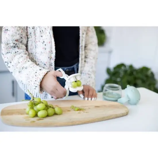 Ubbi 2pc Grape Cutter - White image {2}