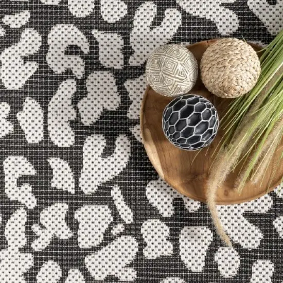 nuLOOM Terenia Leopard Indoor/Outdoor Patio Area Rug image {5}