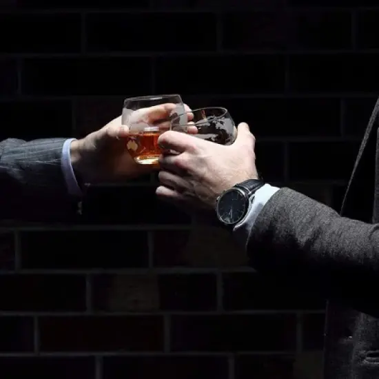 NutriChef Glass Glasses-750ml Barrel Whiskey Carafe Alcohol Set, Liquor Decanter w/Stopper & Base, Large, Brown image {3}