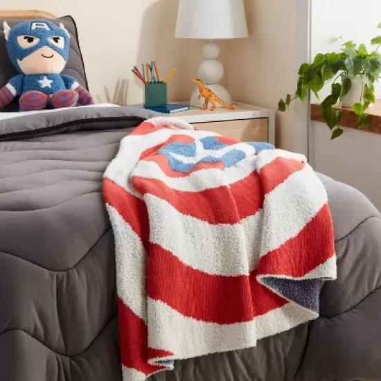Marvel Captain America Shield Knit Kids' Throw Blanket - The Marvel Collection by Pillowfort&trade; image {1}