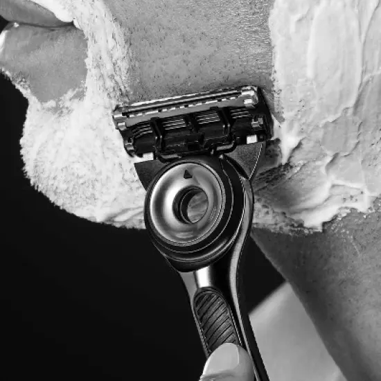 Gillette Labs Exfoliating Bar Razor + 3 Razor Blade Refills, Travel Case & Premium Magnetic Stand image {5}