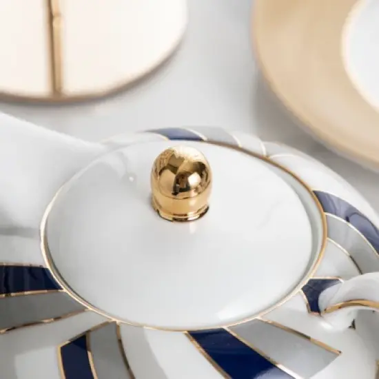 The Elegance in Porcelain Tea Service Collection image {4}
