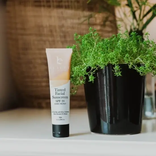 Beauty by Earth Tinted Facial Sunscreen SPF 20 image {7}