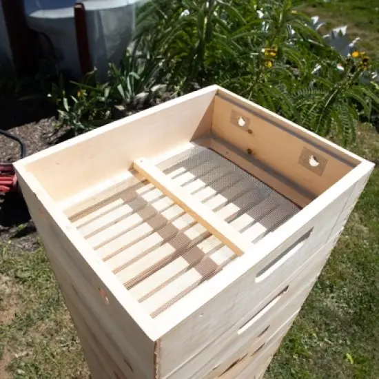 Lehman's Stoney Acres Quilt Box Winter Hive Topper, Beekeeping Insulated Box for Winter Protection, Retains Heat, Fits 10-Frame Langstroth Beehives image {2}