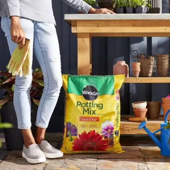 Miracle-Gro Premium Potting Mix image {10}