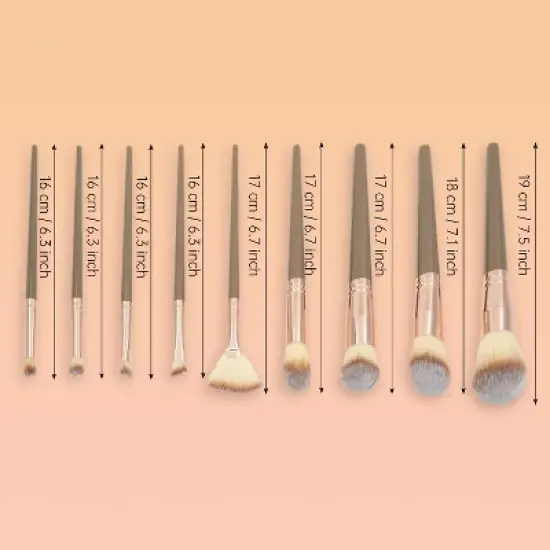 Makeup brush set, which includes foundation brushes, eyeshadow brushes and other types of makeup brushes. image {3}