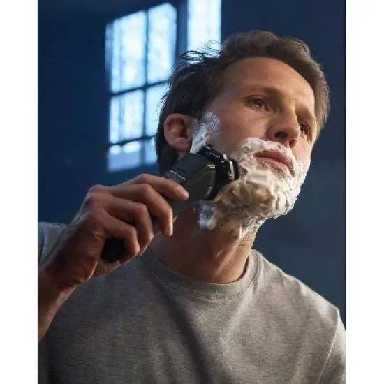 Philips Norelco Series 7200 Wet & Dry Men's Rechargeable Electric Shaver - S7887/82 image {6}