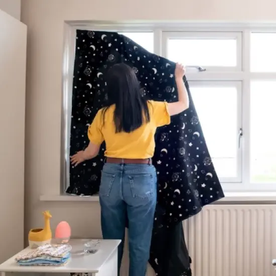 Tommee Tippee Sleep Tight Portable Baby Travel Blackout Blind - Large image {2}