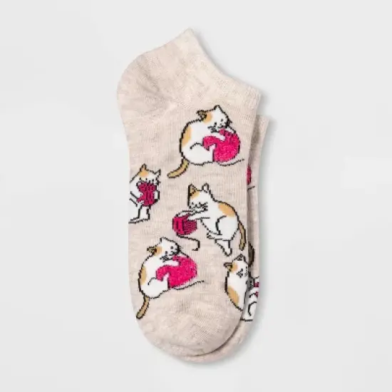 Women's Fuzzy Cats and Yarn Low Cut Socks - Oatmeal 4-10: Lightweight Knit, Tagless Design image {1}