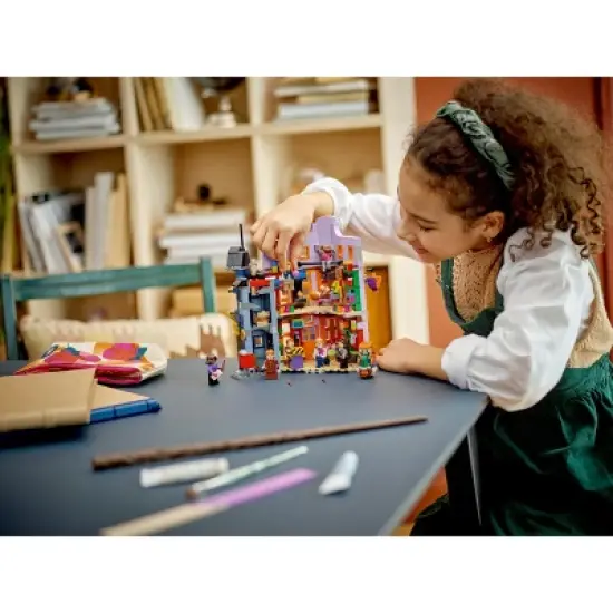 LEGO Harry Potter Diagon Alley: Weasleys&rsquo; Wizard Wheezes 76422 image {2}