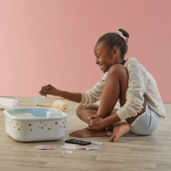 FAO Schwarz Pampered Manicure and Pedicure Spa Beauty Set image {1}