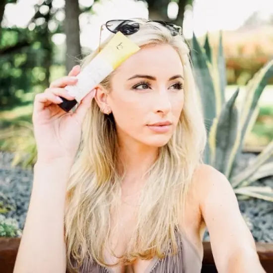 Beauty by Earth Facial Sunscreen - SPF 20 image {1}