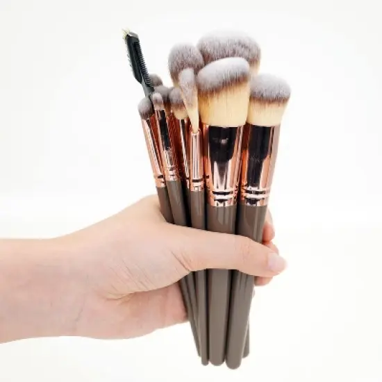 Makeup brush set, which includes foundation brushes, eyeshadow brushes and other types of makeup brushes. image {2}
