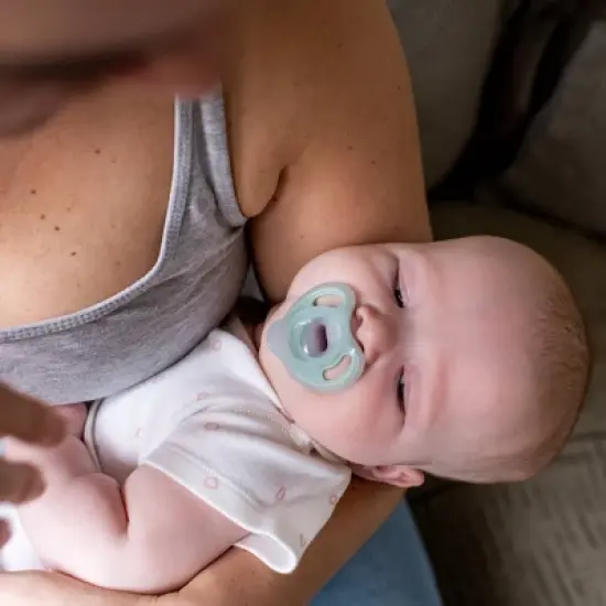 Tommee Tippee Ultra-Light Silicone Baby Pacifier 18-36m - Blue/Green - 4pk image {3}