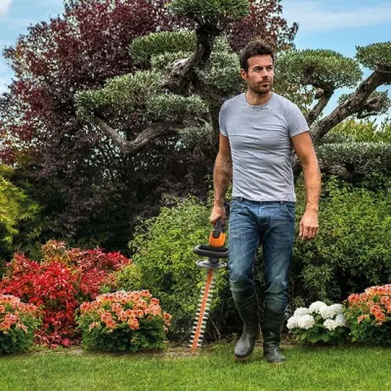 Worx WG261 20V Power Share 22" Cordless Hedge Trimmer image {5}