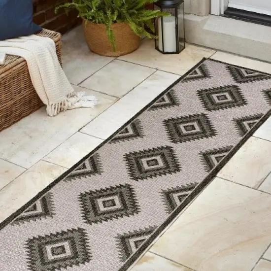 Lior Geometric Moroccan Diamond Indoor/Outdoor Area Rug - JONATHAN Y image {3}