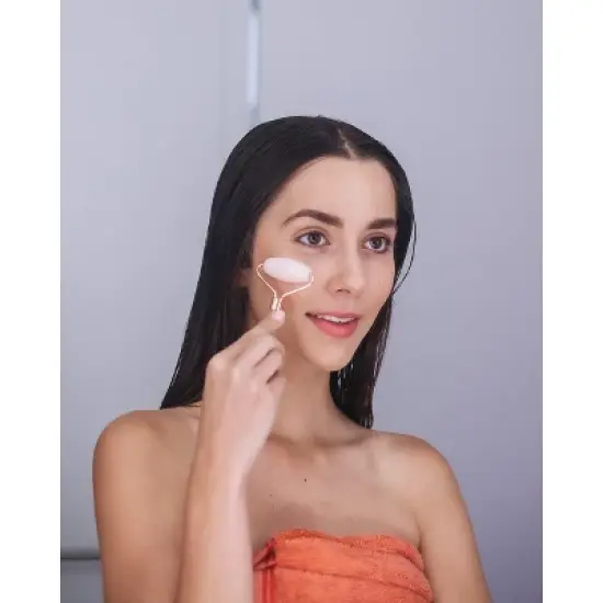 Kitsch Rose Quartz Facial Roller image {7}