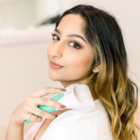 Beauty by Earth Ice Roller for Face and Puffy Eyes image {3}