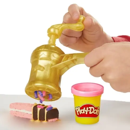Play-Doh Gold Collection Gold Star Baker Playset image {2}