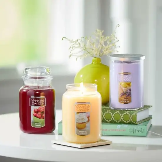 'Vanilla Cupcake' 22oz Original Large Jar - Yankee Candle image {3}