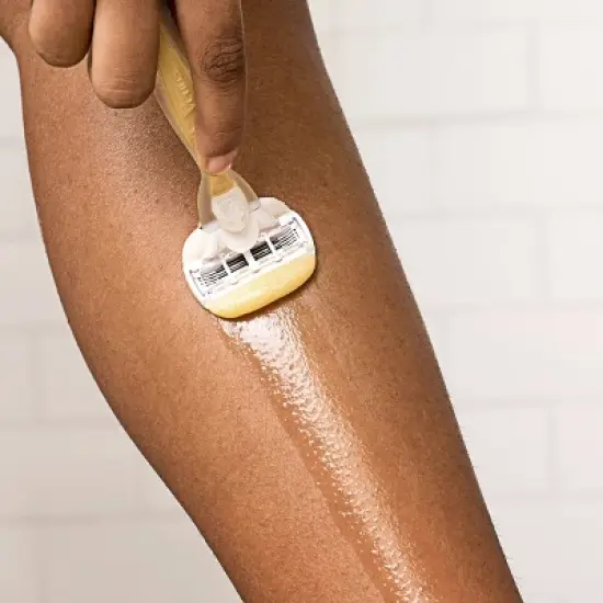 Venus Comfortglide plus Olay Coconut Women's Razor Blade Refills image {4}