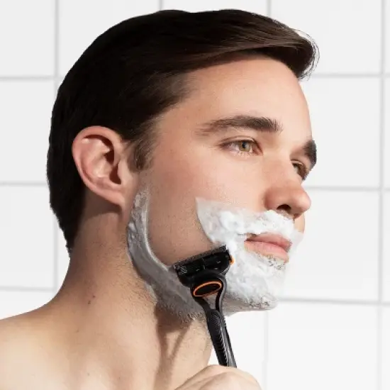 Gillette Fusion5 Men's Razor + 2 Razor Blade Refills image {14}