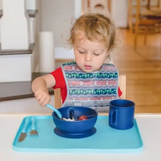 green sprouts Snap & go Wipe-off Bibs Blue Dinosaurs 9-18M - 3pk image {4}