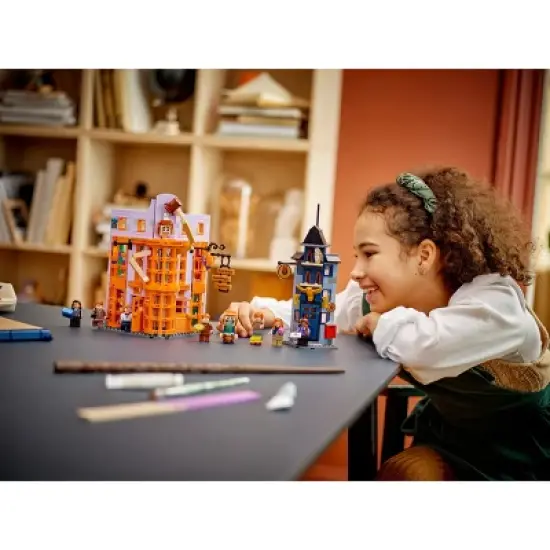 LEGO Harry Potter Diagon Alley: Weasleys&rsquo; Wizard Wheezes 76422 image {5}