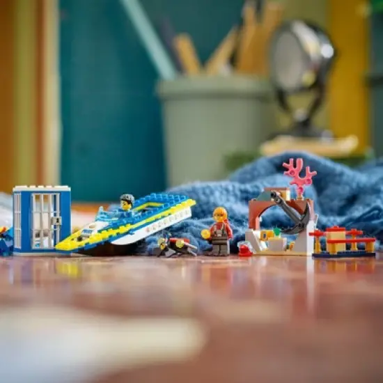 LEGO City Water Police Detective Missions Set with App 60355 image {5}