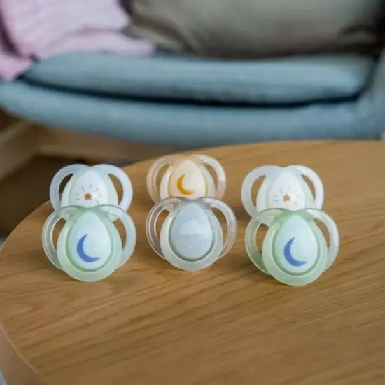 Tommee Tippee Night Pacifier 0-6m - White and Gray - 6pk image {4}