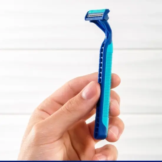 Gillette Sensor2 Plus Pivoting Head Men's Disposable Razors image {3}