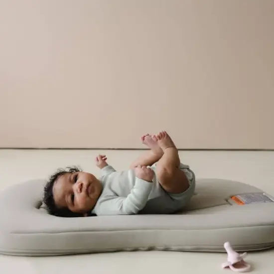 Snuggle Me Infant Lounger Curve image {4}